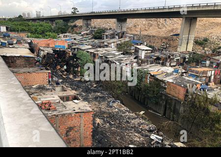 Sao Paulo, Sao Paulo, Brasilien. 27. April 2023. (INT) Feuer in Favelas in Sao Paulo. 27. April 2023. Sao Paulo, Brasilien: Sao Paulo (SP), 04/27/2023 Ã¢â‚¬' Ein Großbrand Zerstörte Dutzende Holzhütten am frühen Donnerstag (27) in der Favela Pau Queimado, im Penha, östliche Zone von Sao Paulo. (Kreditbild: © Oslaim Brito/TheNEWS2 via ZUMA Press Wire) NUR ZUR REDAKTIONELLEN VERWENDUNG! Nicht für den kommerziellen GEBRAUCH! Stockfoto