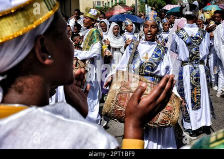 Gondar, Äthiopien - 18. Januar 2018: Christen in traditionellen weißen Ummantelungen schlugen Trommeln während der jährlichen Timkat-Prozession in Gondar, Äthiopien. Stockfoto