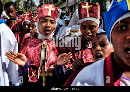 Gondar, Äthiopien - 18. Januar 2018: Junge äthiopisch-orthodoxe Christen singen während der jährlichen Prozession des Timkat-Festivals in Gondar, Äthiopien. Stockfoto