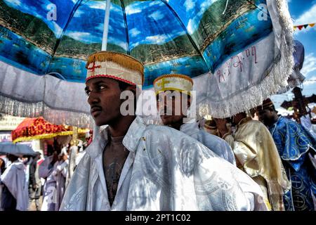 Gondar, Äthiopien - 18. Januar 2018: Junge äthiopisch-orthodoxe Christen beten während der jährlichen Prozession des Timkat-Festivals in Gondar, Äthiopien. Stockfoto