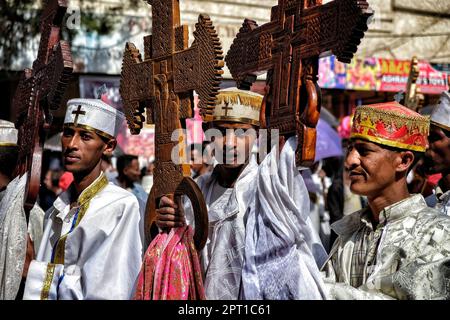 Gondar, Äthiopien - 18. Januar 2018: Junge äthiopisch-orthodoxe Christen beten während der jährlichen Prozession des Timkat-Festivals in Gondar, Äthiopien. Stockfoto