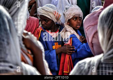 Gondar, Äthiopien - 18. Januar 2018: Junge äthiopisch-orthodoxe Christen singen während der jährlichen Prozession des Timkat-Festivals in Gondar, Äthiopien. Stockfoto