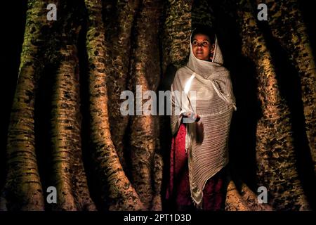 Gondar, Äthiopien - 19. Januar 2018: Eine Frau betet bei Kerzenlicht beim jährlichen Timkat Festival in Gondar, Äthiopien. Stockfoto