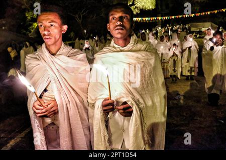 Gondar, Äthiopien - 19. Januar 2018: Pilger beten bei Kerzenschein beim jährlichen Timkat Festival in Gondar, Äthiopien. Stockfoto