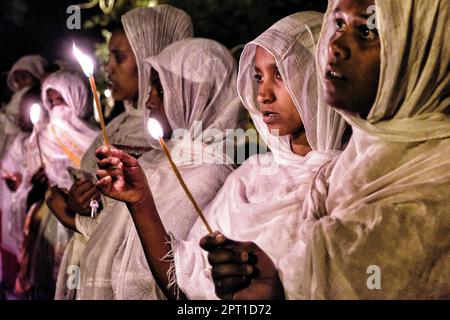 Gondar, Äthiopien - 19. Januar 2018: Pilger beten bei Kerzenschein beim jährlichen Timkat Festival in Gondar, Äthiopien. Stockfoto