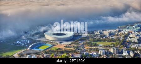 Die Wolke zieht über Kapstadt heran. Ein Blick von oben auf die Stadt Kapstadt, Südafrika an einem bewölkten Tag Stockfoto