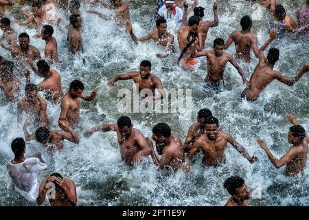 Gondar, Äthiopien - 19. Januar 2018: Pilger baden im heiligen Wasser der Fasilidenbäder beim jährlichen Timkat-Festival in Gondar, Äthiopien. Stockfoto