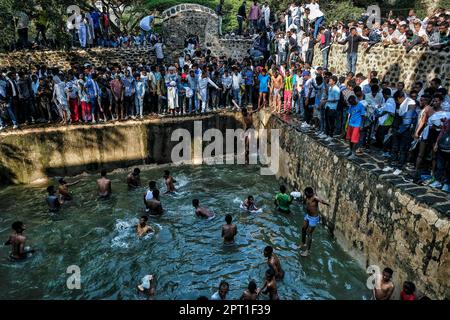 Gondar, Äthiopien - 19. Januar 2018: Pilger baden im heiligen Wasser der Fasilidenbäder beim jährlichen Timkat-Festival in Gondar, Äthiopien. Stockfoto