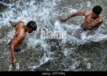 Gondar, Äthiopien - 19. Januar 2018: Pilger baden im heiligen Wasser der Fasilidenbäder beim jährlichen Timkat-Festival in Gondar, Äthiopien. Stockfoto