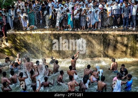 Gondar, Äthiopien - 19. Januar 2018: Pilger baden im heiligen Wasser der Fasilidenbäder beim jährlichen Timkat-Festival in Gondar, Äthiopien. Stockfoto