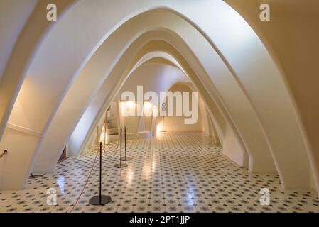 Dachboden der Casa Batlló in Form von Grabbögen oder Parabolbögen (Barcelona, Katalonien, Spanien) ESP: Desván de la Casa Batlló con forma de arcos Stockfoto