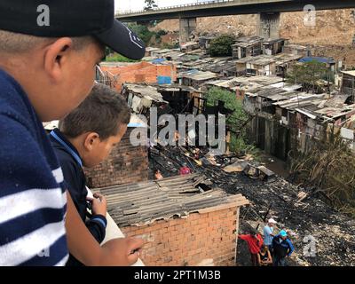 Sao Paulo, Sao Paulo, Brasilien. 27. April 2023. (INT) Feuer in Favelas in Sao Paulo. 27. April 2023. Sao Paulo, Brasilien: Sao Paulo (SP), 04/27/2023 Ã¢â‚¬' Ein Großbrand Zerstörte Dutzende Holzhütten am frühen Donnerstag (27) in der Favela Pau Queimado, im Penha, östliche Zone von Sao Paulo. (Kreditbild: © Oslaim Brito/TheNEWS2 via ZUMA Press Wire) NUR ZUR REDAKTIONELLEN VERWENDUNG! Nicht für den kommerziellen GEBRAUCH! Stockfoto