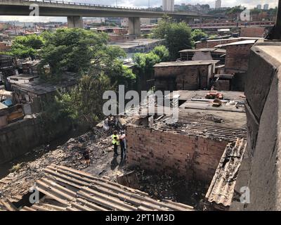 Sao Paulo, Sao Paulo, Brasilien. 27. April 2023. (INT) Feuer in Favelas in Sao Paulo. 27. April 2023. Sao Paulo, Brasilien: Sao Paulo (SP), 04/27/2023 Ã¢â‚¬' Ein Großbrand Zerstörte Dutzende Holzhütten am frühen Donnerstag (27) in der Favela Pau Queimado, im Penha, östliche Zone von Sao Paulo. (Kreditbild: © Oslaim Brito/TheNEWS2 via ZUMA Press Wire) NUR ZUR REDAKTIONELLEN VERWENDUNG! Nicht für den kommerziellen GEBRAUCH! Stockfoto