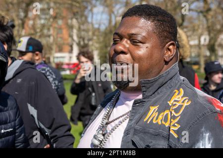 London, Großbritannien. 20. April 2023. Big Narstie, Rapper und Social Media Influencer nehmen an der Veranstaltung Teil. Die 420. Veranstaltung am 20. April ist eine internationale Veranstaltung zur Feier der Cannabiskultur im Hyde Park und fordert ihre Legalisierung. Mehrere tausend Menschen nahmen an der Veranstaltung Teil, die meisten von ihnen rauchten Cannabis. Kredit: SOPA Images Limited/Alamy Live News Stockfoto