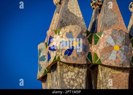 Schornsteine der Casa Batlló, entworfen von Antoni Gaudí und dekoriert mit trencadís Mosaik (Barcelona, Katalonien, Spanien) ESP: Chimeneas de la Casa Batló Stockfoto