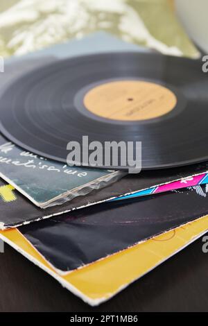 Schallplatten und verschiedene Alben mit Platten Stockfoto