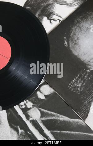 Schallplatten und verschiedene Alben mit Platten Stockfoto