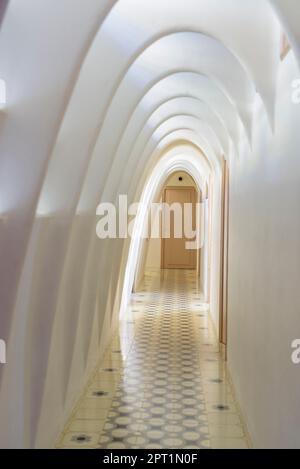 Korridor mit Katenar- oder Parabelbögen auf dem Dachboden der Casa Batlló, entworfen von Antoni Gaudí (Barcelona, Katalonien, Spanien) Stockfoto