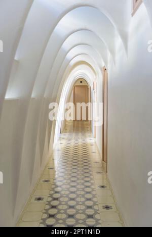 Korridor mit Katenar- oder Parabelbögen auf dem Dachboden der Casa Batlló, entworfen von Antoni Gaudí (Barcelona, Katalonien, Spanien) Stockfoto