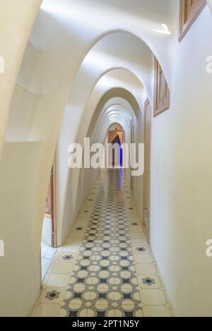 Korridor mit Katenar- oder Parabelbögen auf dem Dachboden der Casa Batlló, entworfen von Antoni Gaudí (Barcelona, Katalonien, Spanien) Stockfoto