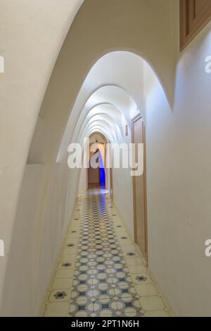 Korridor mit Katenar- oder Parabelbögen auf dem Dachboden der Casa Batlló, entworfen von Antoni Gaudí (Barcelona, Katalonien, Spanien) Stockfoto