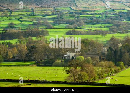 Wunderschönes sonniges Tal und am Rande von Dorfhäusern (sonnige Hügel und Hügel, isolierte Gebäude, Bergfells) - Addingham, West Yorkshire, England, Großbritannien. Stockfoto