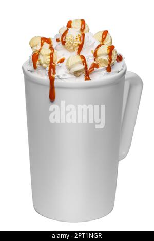 Kaffee-Cocktail mit Schlagsahne, Popcorn und Karamell in hoher Keramiktasse isoliert auf weißem Hintergrund. Stockfoto
