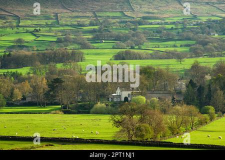 Wunderschönes sonniges Tal und am Rande von Dorfhäusern (sonnige Hügel und Hügel, isolierte Gebäude, Bergfells) - Addingham, West Yorkshire, England, Großbritannien. Stockfoto