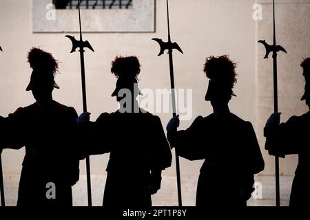 Vatikanstadt, Vatikan, 27. April 2023. Schweizer Wachen im Innenhof von San Damaso warten auf die Ankunft des ukrainischen Premierministers Denys Shmyhal für ein Treffen mit Papst Franziskus im Vatikan. Maria Grazia Picciarella/Alamy Live News Stockfoto