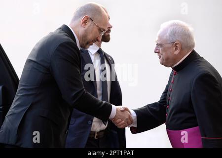 Vatikanstadt, Vatikan, 27. April 2023.der ukrainische Premierminister Denys Shmyhal wird von Monsignore Leonardo Sapienza bei seiner Ankunft in St. Damaso Courtyard für seine Audienz mit Papst Franziskus im Vatikan. Maria Grazia Picciarella/Alamy Live News Stockfoto