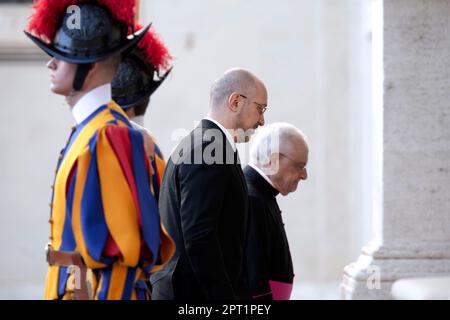 Vatikanstadt, Vatikan, 27. April 2023. Der ukrainische Premierminister Denys Shmyhal kommt in St. Damaso Courtyard für seine Audienz bei Papst Franziskus. Maria Grazia Picciarella/Alamy Live News Stockfoto