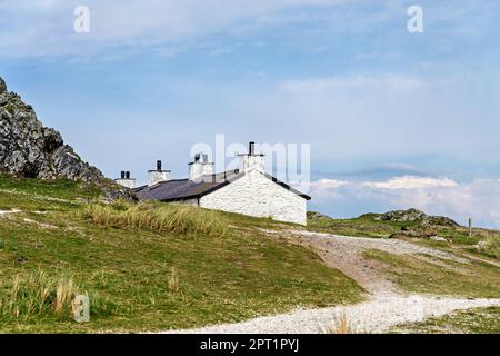 Verlassene Pilotenhütten auf Llanddwyn Island Newborough Beach Anglesey North Wales UK. Stockfoto