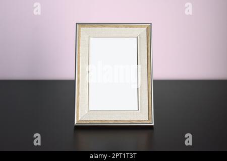 Bilderrahmen Bild Modell auf Tisch mit rosafarbener Wand Stockfoto