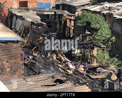 Sao Paulo, Sao Paulo, Brasilien. 27. April 2023. (INT) Feuer in Favelas in Sao Paulo. 27. April 2023. Sao Paulo, Brasilien: Sao Paulo (SP), 04/27/2023 Ã¢â‚¬' Ein Großbrand Zerstörte Dutzende Holzhütten am frühen Donnerstag (27) in der Favela Pau Queimado, im Penha, östliche Zone von Sao Paulo. (Kreditbild: © Oslaim Brito/TheNEWS2 via ZUMA Press Wire) NUR ZUR REDAKTIONELLEN VERWENDUNG! Nicht für den kommerziellen GEBRAUCH! Stockfoto