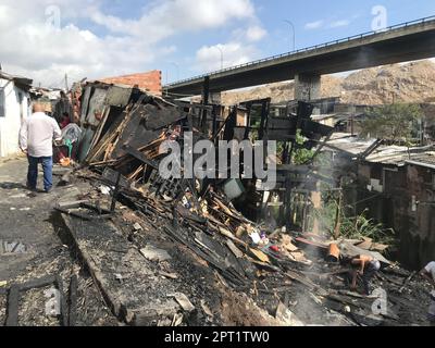 Sao Paulo, Sao Paulo, Brasilien. 27. April 2023. (INT) Feuer in Favelas in Sao Paulo. 27. April 2023. Sao Paulo, Brasilien: Sao Paulo (SP), 04/27/2023 Ã¢â‚¬' Ein Großbrand Zerstörte Dutzende Holzhütten am frühen Donnerstag (27) in der Favela Pau Queimado, im Penha, östliche Zone von Sao Paulo. (Kreditbild: © Oslaim Brito/TheNEWS2 via ZUMA Press Wire) NUR ZUR REDAKTIONELLEN VERWENDUNG! Nicht für den kommerziellen GEBRAUCH! Stockfoto