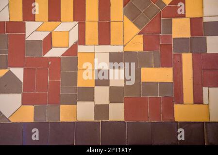 Mosaikboden im Hinterhof der Casa Batlló mit einem Detail der katalanischen Flagge (Barcelona, Katalonien, Spanien) ESP suelo con mosaico en el Patio C. Batlló Stockfoto