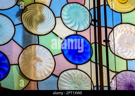 Originale modernistische Buntglasfenster, entworfen von Antoni Gaudí auf der zweiten Etage der Casa Batlló (Barcelona, Katalonien, Spanien) Stockfoto