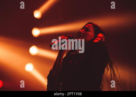 Tilburg, Niederlande. 23., 2023. April. Die amerikanische Sängerin Zola Jesus führt während des niederländischen Musikfestivals Roadburn Festival 2023 in Tilburg ein Live-Konzert auf. (Foto: Gonzales Photo - Peter Troest). Stockfoto