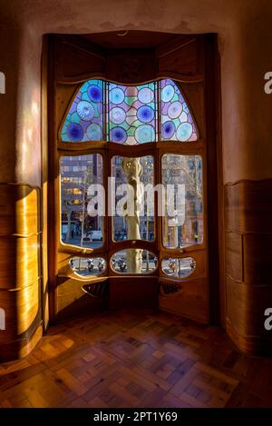 Originale modernistische Buntglasfenster, entworfen von Antoni Gaudí auf der zweiten Etage der Casa Batlló (Barcelona, Katalonien, Spanien) Stockfoto