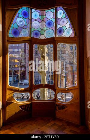 Originale modernistische Buntglasfenster, entworfen von Antoni Gaudí auf der zweiten Etage der Casa Batlló (Barcelona, Katalonien, Spanien) Stockfoto