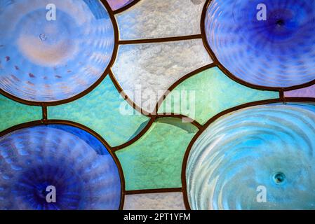 Originale modernistische Buntglasfenster, entworfen von Antoni Gaudí auf der zweiten Etage der Casa Batlló (Barcelona, Katalonien, Spanien) Stockfoto