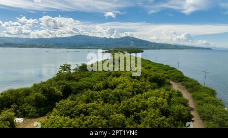 Draufsicht vom Meer auf die Küste der Insel Negros. Philippinen. Stockfoto