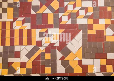 Mosaikboden im Hinterhof der Casa Batlló mit einem Detail der katalanischen Flagge (Barcelona, Katalonien, Spanien) ESP suelo con mosaico al Patio Casa Batlló Stockfoto