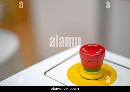 Not-aus-Taster STOP rot aus Sicherheitssteuerung Stockfoto