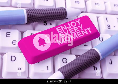 Schreiben Text anzeigen Genießen Sie jeden Moment, Geschäftsübersicht Bleiben Sie positiv denken für Ihre persönliche Entwicklung Stockfoto