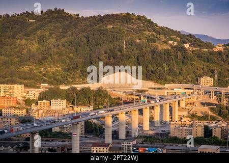 Blick von oben bei Sonnenuntergang auf die neue San Giorgio Brücke in Genua, Italien. Stockfoto