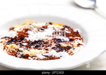 Grießbrei mit Kakao, Zucker und geschmolzener Butter Stockfoto