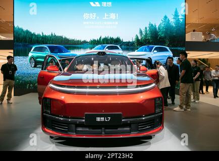 Schanghai. 18. April 2023. Dieses Foto wurde am 18. April 2023 aufgenommen und zeigt einen Li Auto L7, der auf der Shanghai International Automobile Industry Exhibition 20. in Shanghai, Ostchina, ausgestellt wurde. ZU DEN XINHUA SCHLAGZEILEN: Wang Xiang/Xinhua/Alamy Live News Stockfoto