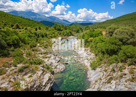 Der Fluss Cavu und seine natürlichen Pools. Piscines Naturelles De Cavu sind natürliche Schwimmbäder, die vom Fluss Cavu, Corse du Sud, Korsika, Frankreich, gebildet werden Stockfoto