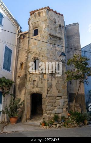 Tour d'Attila Gebäude im mittelalterlichen Dorf Bize-Minervois im französischen Departement Aude Stockfoto